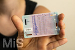09.08.2026, Hohe Führerschein-Kosten in Deutschland, Symbolbild, Junge Autofahrer und Autofahrerinnen, entwerteter Zweirad-Führerschein für Mofas und Mopeds.

auf der Rückseite die Fahrerlaubnisklassen A bis D aufgelistet mit dem Datum des Führerscheinerwerbes. Klasse Klasse A1 Krafträder mit einem Hubraum von nicht mehr als 125 ccm, sowie dreirädrige Kraftfahrzeuge bis 15 kW. Klasse AM: Leichte zweirädrige Kraftfahrzeuge, Dreirädrige Kleinkrafträder, Leichte vierrädrige Straßen-Quads, L: Traktor-Führerschein, für Zugmaschinen bis 40 km/h (mit Anhängern bis 25 km/h), die nach ihrer bauartbedingten Höchstgeschwindigkeit für die Verwendung für land- oder forstwirtschaftliche Zwecke bestimmt sind. T: Zugmaschinen bis 60 km/h bauartbedingte Höchstgeschwindigkeit sowie selbstfahrende Arbeitsmaschinen und Futtermischwagen bis 40 km/h bauartbedingte Höchstgeschwindigkeit, D: Kraftfahrzeuge, die zur Beförderung von mehr als acht Personen außer dem Fahrzeugführer ausgelegt und gebaut sind (Omnibus) BE: Kombinationen aus einem Zugfahrzeug der Klasse B und einem Anhänger, C1: Lkw-Führerschein und Lkw mit Anhänger CE: Kombinationen aus einem Zugfahrzeug der Klasse C und einem Anhänger mit einer zulässigen Gesamtmasse von mehr als 750 kg. C1E: Kombinationen aus einem Zugfahrzeug der Klasse D1 (Omnibus) und einem Anhänger über 750 kg zulässiger Gesamtmasse.