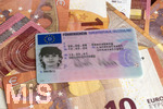 09.08.2026, Hohe Führerschein-Kosten in Deutschland, Symbolbild, Junge Autofahrer und Autofahrerinnen, Führerschein eines weiblichen Teenagers auf einem Bündel Euro-Geldscheinen.