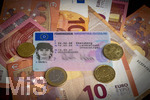 09.08.2026, Hohe Führerschein-Kosten in Deutschland, Symbolbild, Junge Autofahrer und Autofahrerinnen, Führerschein eines weiblichen Teenagers auf einem Bündel Euro-Geldscheinen.