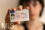 09.08.2026, Hohe Führerschein-Kosten in Deutschland, Symbolbild, Junge Autofahrer und Autofahrerinnen, weiblicher Teenager präsentiert ihren Führerschein.