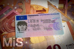 09.08.2026, Hohe Führerschein-Kosten in Deutschland, Symbolbild, Junge Autofahrer und Autofahrerinnen, Führerschein eines weiblichen Teenagers auf einem Bündel Euro-Geldscheinen.