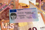 09.08.2026, Hohe Führerschein-Kosten in Deutschland, Symbolbild, Junge Autofahrer und Autofahrerinnen, Führerschein eines weiblichen Teenagers auf einem Bündel Euro-Geldscheinen.