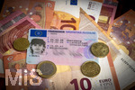 09.08.2026, Hohe Führerschein-Kosten in Deutschland, Symbolbild, Junge Autofahrer und Autofahrerinnen, Führerschein eines weiblichen Teenagers auf einem Bündel Euro-Geldscheinen.