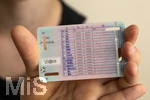 09.08.2026, Hohe Führerschein-Kosten in Deutschland, Symbolbild, Junge Autofahrer und Autofahrerinnen, entwerteter Zweirad-Führerschein für Mofas und Mopeds.

auf der Rückseite die Fahrerlaubnisklassen A bis D aufgelistet mit dem Datum des Führerscheinerwerbes. Klasse Klasse A1 Krafträder mit einem Hubraum von nicht mehr als 125 ccm, sowie dreirädrige Kraftfahrzeuge bis 15 kW. Klasse AM: Leichte zweirädrige Kraftfahrzeuge, Dreirädrige Kleinkrafträder, Leichte vierrädrige Straßen-Quads, L: Traktor-Führerschein, für Zugmaschinen bis 40 km/h (mit Anhängern bis 25 km/h), die nach ihrer bauartbedingten Höchstgeschwindigkeit für die Verwendung für land- oder forstwirtschaftliche Zwecke bestimmt sind. T: Zugmaschinen bis 60 km/h bauartbedingte Höchstgeschwindigkeit sowie selbstfahrende Arbeitsmaschinen und Futtermischwagen bis 40 km/h bauartbedingte Höchstgeschwindigkeit, D: Kraftfahrzeuge, die zur Beförderung von mehr als acht Personen außer dem Fahrzeugführer ausgelegt und gebaut sind (Omnibus) BE: Kombinationen aus einem Zugfahrzeug der Klasse B und einem Anhänger, C1: Lkw-Führerschein und Lkw mit Anhänger CE: Kombinationen aus einem Zugfahrzeug der Klasse C und einem Anhänger mit einer zulässigen Gesamtmasse von mehr als 750 kg. C1E: Kombinationen aus einem Zugfahrzeug der Klasse D1 (Omnibus) und einem Anhänger über 750 kg zulässiger Gesamtmasse.