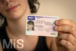 09.08.2026, Hohe Führerschein-Kosten in Deutschland, Symbolbild, Junge Autofahrer und Autofahrerinnen, entwerteter Zweirad-Führerschein für Mofas und Mopeds.

