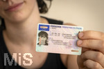 09.08.2026, Hohe Führerschein-Kosten in Deutschland, Symbolbild, Junge Autofahrer und Autofahrerinnen, entwerteter Zweirad-Führerschein für Mofas und Mopeds.

