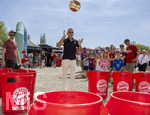 09.08.2026, Google Pixel Frauen-Bundesliga: Testspiel FC Bayern Frauen - Paris FC, im Sportpark Unterhaching, Fanfest vor dem Stadion, Präsident Herbert Hainer ( FC Bayern) macht einen Ballwurf in die Plastiktonnen bei den Basketballern am Stand 
