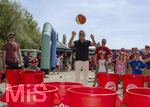 09.08.2026, Google Pixel Frauen-Bundesliga: Testspiel FC Bayern Frauen - Paris FC, im Sportpark Unterhaching, Fanfest vor dem Stadion, Präsident Herbert Hainer ( FC Bayern) macht einen Ballwurf in die Plastiktonnen bei den Basketballern am Stand 