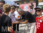09.08.2026, Google Pixel Frauen-Bundesliga: Testspiel FC Bayern Frauen - Paris FC, im Sportpark Unterhaching, Fanfest vor dem Stadion, Präsident Herbert Hainer ( FC Bayern) bei den Fans.