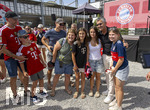 09.08.2026, Google Pixel Frauen-Bundesliga: Testspiel FC Bayern Frauen - Paris FC, im Sportpark Unterhaching, Fanfest vor dem Stadion, Präsident Herbert Hainer (2.v.re, FC Bayern) bei den Fans.