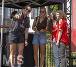 09.08.2026, Google Pixel Frauen-Bundesliga: Testspiel FC Bayern Frauen - Paris FC, im Sportpark Unterhaching, Fanfest vor dem Stadion, Meet and Greet mit den Spielerinnen Vaness Gilles (li, FC Bayern) und Giulia Gwinn (mitte, FC Bayern) und den Fans .