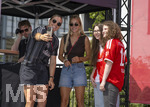09.08.2026, Google Pixel Frauen-Bundesliga: Testspiel FC Bayern Frauen - Paris FC, im Sportpark Unterhaching, Fanfest vor dem Stadion, Meet and Greet mit den Spielerinnen Vaness Gilles (li, FC Bayern) und Giulia Gwinn (mitte, FC Bayern) und den Fans .
