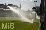 09.08.2026, Google Pixel Frauen-Bundesliga: Testspiel FC Bayern Frauen - Paris FC, im Sportpark Unterhaching, Wegen der Hitze muss der Platz sorgfältig gewässert werden.