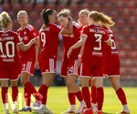 09.08.2026, Google Pixel Frauen-Bundesliga: Testspiel FC Bayern Frauen - Paris FC, im Sportpark Unterhaching, Torjubel Alara Sehitler (3.v.re, FC Bayern München) mit Jovana Damnjanovic (FC Bayern München) Linda Dallmann (FC Bayern München) 