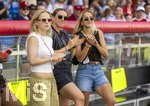 09.08.2026, Google Pixel Frauen-Bundesliga: Testspiel FC Bayern Frauen - Paris FC, im Sportpark Unterhaching, Vaness Gilles (mitte, FC Bayern) und Giulia Gwinn (re, FC Bayern) 