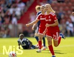09.08.2026, Google Pixel Frauen-Bundesliga: Testspiel FC Bayern Frauen - Paris FC, im Sportpark Unterhaching, Pernille Harder (re, FC Bayern München) Torjubel zum 1:0 