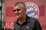 09.08.2026, Google Pixel Frauen-Bundesliga: Testspiel FC Bayern Frauen - Paris FC, im Sportpark Unterhaching,  Fanfest am Vorplatz des Stadions mit Aktionsflächen verschiedener Abteilungen des FC Bayern und anderen. Präsident Herbert Hainer (FC Bayern) mischt sich unter die Fans.