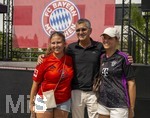 09.08.2026, Google Pixel Frauen-Bundesliga: Testspiel FC Bayern Frauen - Paris FC, im Sportpark Unterhaching,  Fanfest am Vorplatz des Stadions mit Aktionsflächen verschiedener Abteilungen des FC Bayern und anderen. Präsident Herbert Hainer (FC Bayern) mischt sich unter die Fans.