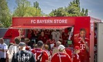 09.08.2026, Google Pixel Frauen-Bundesliga: Testspiel FC Bayern Frauen - Paris FC, im Sportpark Unterhaching,  Fanfest am Vorplatz des Stadions mit Aktionsflächen verschiedener Abteilungen des FC Bayern und anderen. Hier der Merchendising-Stand FC Bayern Store.