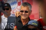 09.08.2026, Google Pixel Frauen-Bundesliga: Testspiel FC Bayern Frauen - Paris FC, im Sportpark Unterhaching,  Fanfest am Vorplatz des Stadions mit Aktionsflächen verschiedener Abteilungen des FC Bayern und anderen. Präsident Herbert Hainer (FC Bayern) mischt sich unter die Fans.