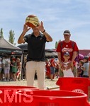 09.08.2026, Google Pixel Frauen-Bundesliga: Testspiel FC Bayern Frauen - Paris FC, im Sportpark Unterhaching,  Fanfest am Vorplatz des Stadions mit Aktionsflächen verschiedener Abteilungen des FC Bayern und anderen. Hier am Stand der Basketballer wirft Präsident Herbert Hainer (FC Bayern) den Basketball in die Plastiktonnen, beim Trefferspiel.