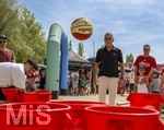 09.08.2026, Google Pixel Frauen-Bundesliga: Testspiel FC Bayern Frauen - Paris FC, im Sportpark Unterhaching,  Fanfest am Vorplatz des Stadions mit Aktionsflächen verschiedener Abteilungen des FC Bayern und anderen. Hier am Stand der Basketballer wirft Präsident Herbert Hainer (FC Bayern) den Basketball in die Plastiktonnen, beim Trefferspiel.