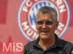 09.08.2026, Google Pixel Frauen-Bundesliga: Testspiel FC Bayern Frauen - Paris FC, im Sportpark Unterhaching,  Fanfest am Vorplatz des Stadions mit Aktionsflächen verschiedener Abteilungen des FC Bayern und anderen. Präsident Herbert Hainer (FC Bayern) mischt sich unter die Fans.