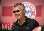 09.08.2026, Google Pixel Frauen-Bundesliga: Testspiel FC Bayern Frauen - Paris FC, im Sportpark Unterhaching,  Fanfest am Vorplatz des Stadions mit Aktionsflächen verschiedener Abteilungen des FC Bayern und anderen. Präsident Herbert Hainer (FC Bayern) mischt sich unter die Fans.
