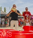 09.08.2026, Google Pixel Frauen-Bundesliga: Testspiel FC Bayern Frauen - Paris FC, im Sportpark Unterhaching,  Fanfest am Vorplatz des Stadions mit Aktionsflächen verschiedener Abteilungen des FC Bayern und anderen. Hier am Stand der Basketballer wirft Präsident Herbert Hainer (FC Bayern) den Basketball in die Plastiktonnen, beim Trefferspiel.