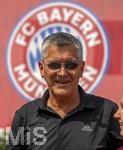 09.08.2026, Google Pixel Frauen-Bundesliga: Testspiel FC Bayern Frauen - Paris FC, im Sportpark Unterhaching,  Fanfest am Vorplatz des Stadions mit Aktionsflächen verschiedener Abteilungen des FC Bayern und anderen. Präsident Herbert Hainer (FC Bayern) mischt sich unter die Fans.