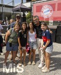 09.08.2026, Google Pixel Frauen-Bundesliga: Testspiel FC Bayern Frauen - Paris FC, im Sportpark Unterhaching,  Fanfest am Vorplatz des Stadions mit Aktionsflächen verschiedener Abteilungen des FC Bayern und anderen. Präsident Herbert Hainer (2.v.re, FC Bayern) mischt sich unter die Fans und gibt Autogramme und Fotos.