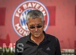 09.08.2026, Google Pixel Frauen-Bundesliga: Testspiel FC Bayern Frauen - Paris FC, im Sportpark Unterhaching,  Fanfest am Vorplatz des Stadions mit Aktionsflächen verschiedener Abteilungen des FC Bayern und anderen. Präsident Herbert Hainer (FC Bayern) mischt sich unter die Fans.
