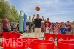 09.08.2026, Google Pixel Frauen-Bundesliga: Testspiel FC Bayern Frauen - Paris FC, im Sportpark Unterhaching,  Fanfest am Vorplatz des Stadions mit Aktionsflächen verschiedener Abteilungen des FC Bayern und anderen. Hier am Stand der Basketballer wirft Präsident Herbert Hainer (FC Bayern) den Basketball in die Plastiktonnen, beim Trefferspiel.