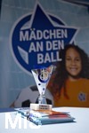 09.08.2026, Google Pixel Frauen-Bundesliga: Testspiel FC Bayern Frauen - Paris FC, im Sportpark Unterhaching,  Fanfest am Vorplatz des Stadions mit Aktionsflächen verschiedener Abteilungen des FC Bayern und anderen. Hier am Stand von Mädchen an den Ball, die Deutschandweit kostenloses Fussballtraining für Mädchen in Vereinen organisieren. Kleine Pokale gibt es für die Fans.