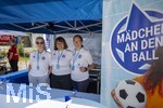 09.08.2026, Google Pixel Frauen-Bundesliga: Testspiel FC Bayern Frauen - Paris FC, im Sportpark Unterhaching,  Fanfest am Vorplatz des Stadions mit Aktionsflächen verschiedener Abteilungen des FC Bayern und anderen. Hier das Mädchenfussball-Team von Mädchen an den Ball, die Deutschandweit kostenloses Fussballtraining für Mädchen in Vereinen organisieren. li: Anna Seliger, Geschäftsführerin MadB und Erfinderin der Organisation.  