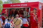 09.08.2026, Google Pixel Frauen-Bundesliga: Testspiel FC Bayern Frauen - Paris FC, im Sportpark Unterhaching,  Fanfest am Vorplatz des Stadions mit Aktionsflächen verschiedener Abteilungen des FC Bayern und anderen. Hier der Merchendising-Stand FC Bayern Store.