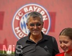 09.08.2026, Google Pixel Frauen-Bundesliga: Testspiel FC Bayern Frauen - Paris FC, im Sportpark Unterhaching,  Fanfest am Vorplatz des Stadions mit Aktionsflächen verschiedener Abteilungen des FC Bayern und anderen. Präsident Herbert Hainer (FC Bayern) mischt sich unter die Fans.