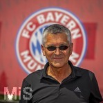 09.08.2026, Google Pixel Frauen-Bundesliga: Testspiel FC Bayern Frauen - Paris FC, im Sportpark Unterhaching,  Fanfest am Vorplatz des Stadions mit Aktionsflächen verschiedener Abteilungen des FC Bayern und anderen. Präsident Herbert Hainer (FC Bayern) mischt sich unter die Fans.