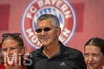 09.08.2026, Google Pixel Frauen-Bundesliga: Testspiel FC Bayern Frauen - Paris FC, im Sportpark Unterhaching,  Fanfest am Vorplatz des Stadions mit Aktionsflächen verschiedener Abteilungen des FC Bayern und anderen. Präsident Herbert Hainer (FC Bayern) mischt sich unter die Fans.