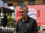 09.08.2026, Google Pixel Frauen-Bundesliga: Testspiel FC Bayern Frauen - Paris FC, im Sportpark Unterhaching,  Fanfest am Vorplatz des Stadions mit Aktionsflächen verschiedener Abteilungen des FC Bayern und anderen. Präsident Herbert Hainer (FC Bayern) mischt sich unter die Fans.