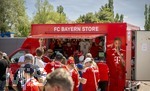 09.08.2026, Google Pixel Frauen-Bundesliga: Testspiel FC Bayern Frauen - Paris FC, im Sportpark Unterhaching,  Fanfest am Vorplatz des Stadions mit Aktionsflächen verschiedener Abteilungen des FC Bayern und anderen. Hier der Merchendising-Stand FC Bayern Store.