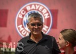 09.08.2026, Google Pixel Frauen-Bundesliga: Testspiel FC Bayern Frauen - Paris FC, im Sportpark Unterhaching,  Fanfest am Vorplatz des Stadions mit Aktionsflächen verschiedener Abteilungen des FC Bayern und anderen. Präsident Herbert Hainer (FC Bayern) mischt sich unter die Fans.