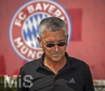 09.08.2026, Google Pixel Frauen-Bundesliga: Testspiel FC Bayern Frauen - Paris FC, im Sportpark Unterhaching,  Fanfest am Vorplatz des Stadions mit Aktionsflächen verschiedener Abteilungen des FC Bayern und anderen. Präsident Herbert Hainer (FC Bayern) mischt sich unter die Fans.
