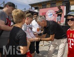09.08.2026, Google Pixel Frauen-Bundesliga: Testspiel FC Bayern Frauen - Paris FC, im Sportpark Unterhaching,  Fanfest am Vorplatz des Stadions mit Aktionsflächen verschiedener Abteilungen des FC Bayern und anderen. Präsident Herbert Hainer (FC Bayern) mischt sich unter die Fans und gibt Autogramme.