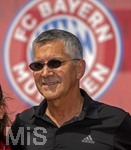 09.08.2026, Google Pixel Frauen-Bundesliga: Testspiel FC Bayern Frauen - Paris FC, im Sportpark Unterhaching,  Fanfest am Vorplatz des Stadions mit Aktionsflächen verschiedener Abteilungen des FC Bayern und anderen. Präsident Herbert Hainer (FC Bayern) mischt sich unter die Fans.