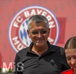 09.08.2026, Google Pixel Frauen-Bundesliga: Testspiel FC Bayern Frauen - Paris FC, im Sportpark Unterhaching,  Fanfest am Vorplatz des Stadions mit Aktionsflächen verschiedener Abteilungen des FC Bayern und anderen. Präsident Herbert Hainer (FC Bayern) mischt sich unter die Fans.