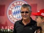 09.08.2026, Google Pixel Frauen-Bundesliga: Testspiel FC Bayern Frauen - Paris FC, im Sportpark Unterhaching,  Fanfest am Vorplatz des Stadions mit Aktionsflächen verschiedener Abteilungen des FC Bayern und anderen. Präsident Herbert Hainer (FC Bayern) mischt sich unter die Fans.