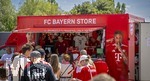 09.08.2026, Google Pixel Frauen-Bundesliga: Testspiel FC Bayern Frauen - Paris FC, im Sportpark Unterhaching,  Fanfest am Vorplatz des Stadions mit Aktionsflächen verschiedener Abteilungen des FC Bayern und anderen. Hier der Merchendising-Stand FC Bayern Store.