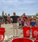 09.08.2026, Google Pixel Frauen-Bundesliga: Testspiel FC Bayern Frauen - Paris FC, im Sportpark Unterhaching,  Fanfest am Vorplatz des Stadions mit Aktionsflächen verschiedener Abteilungen des FC Bayern und anderen. Hier am Stand der Basketballer wirft Präsident Herbert Hainer (FC Bayern) den Basketball in die Plastiktonnen, und trifft jubelnd beim erstenmal