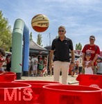 09.08.2026, Google Pixel Frauen-Bundesliga: Testspiel FC Bayern Frauen - Paris FC, im Sportpark Unterhaching,  Fanfest am Vorplatz des Stadions mit Aktionsflächen verschiedener Abteilungen des FC Bayern und anderen. Hier am Stand der Basketballer wirft Präsident Herbert Hainer (FC Bayern) den Basketball in die Plastiktonnen, beim Trefferspiel.